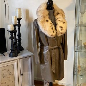 Beautiful vintage leather with fur collar!